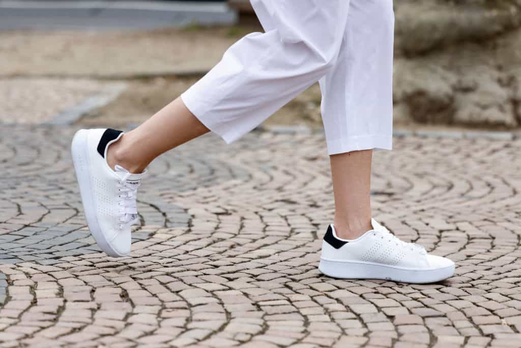 Białe sneakersy – basic, który stał się trendem