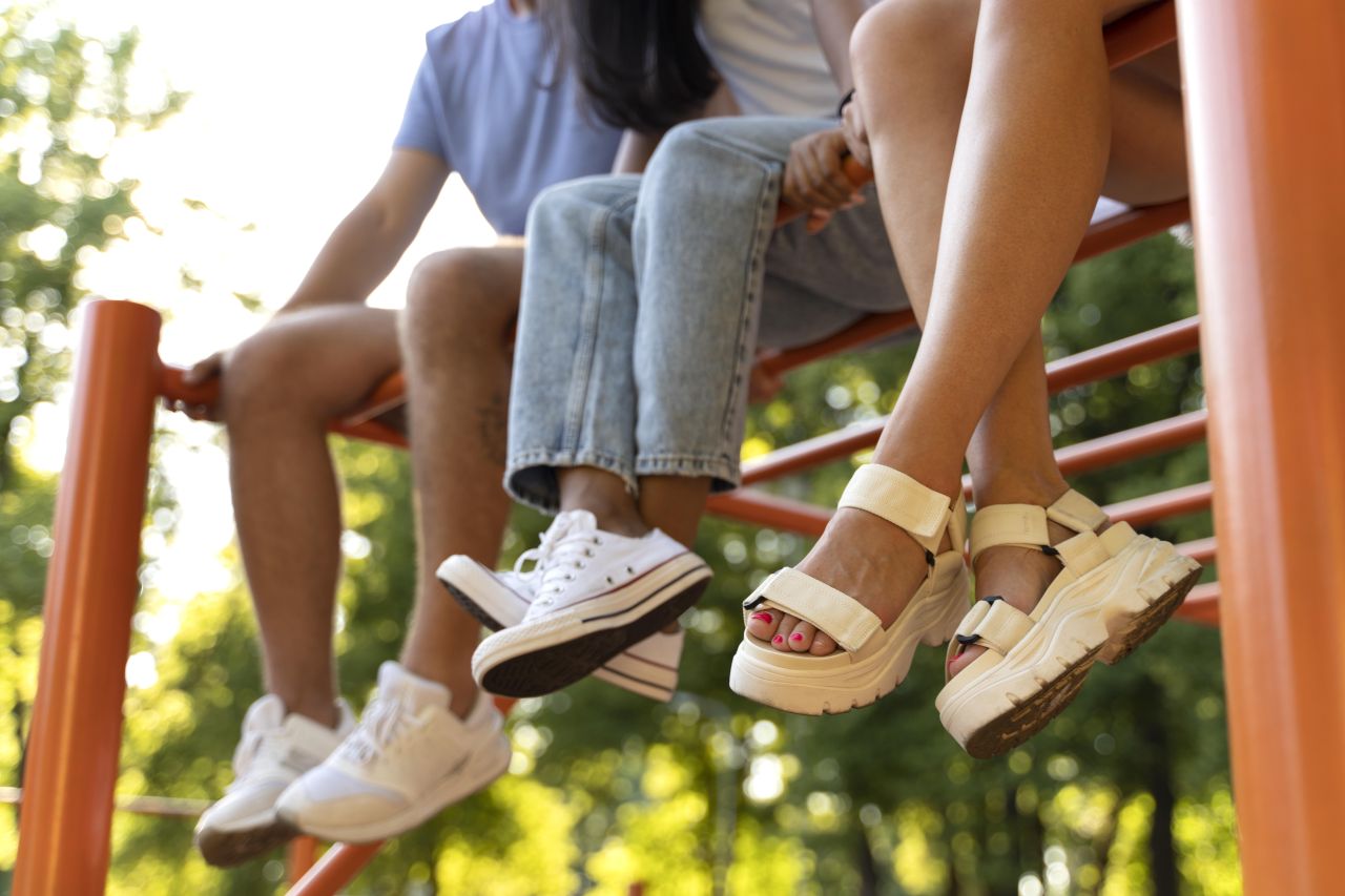 Jak dobór odpowiedniego obuwia wpływa na rozwój stóp u najmłodszych?