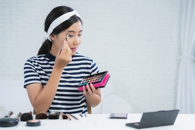 Sekrety trwałego makijażu: jak przetrwać cały dzień w nienagannym wyglądzie